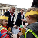 Members of the Royal Court handed out sweet buns and juice to all the children. (Photo: Sven Gj. Gjeruldsen, the Royal Court)